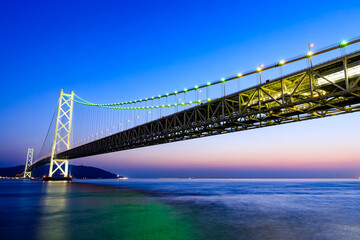 春の舞子公園から見たライトアップされた明石海峡大橋　兵庫県神戸市　The illuminated Akashi Kaikyo Bridge seen from Maiko Park in spring. Hyogo Pref, Kobe City.
