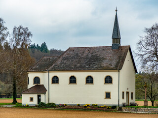 Kleine Kapelle im Feld