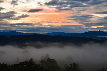 山本山高原から見る朝日（新潟県）