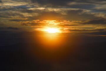 山本山高原から見る朝日（新潟県）