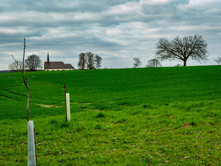 Kleine Kapelle im Feld