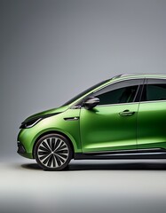 Obraz premium 灰色背景に浮かび上がる緑色の電気自動車、エコな印象を与えるシンプルで洗練されたデザイン