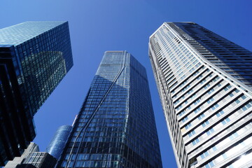 Die Frankfurter Skyline  und ihre Altstadt im Frühjahr bei Strahlend blauem Himmel 