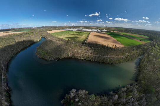 Luftaufnahme des Kasterer Sees bei Bedburg &ndash; Natur, Wald und Alt-Kaster aus der Vogelperspektive. Beeindruckende Drohnenaufnahme des Kasterer Sees bei Bedburg, Nordrhein-Westfalen. 