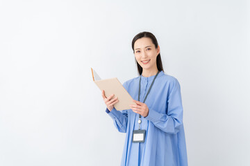 Obraz premium 白バックの若いビジネスウーマン