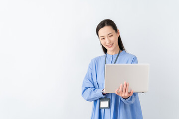 白バックの若いビジネスウーマン