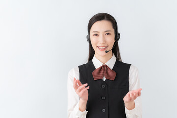 白バックの女性オペレーター