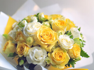 Obraz premium 黄色のバラと白い花のブーケ