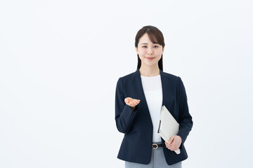 手帳を持つビジネスウーマン