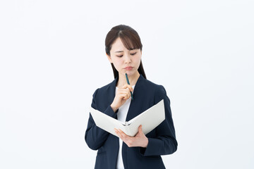 悩むビジネスウーマン