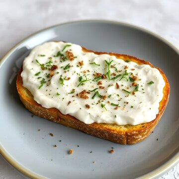 Tostada crujiente con queso crema y hierbas