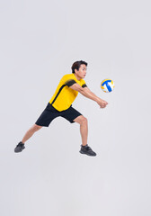 Chân dung người đàn ông châu Á chơi bóng chuyền trên nền trắng