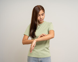 Asian women have skin problems She felt irritation on her skin. Skin infection itching red rash...
