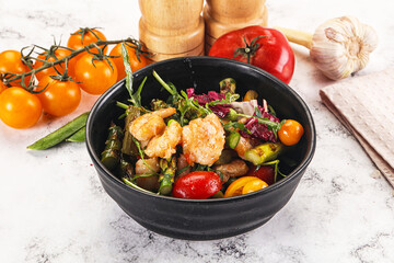 Gourmet salad with prawn and asparagus