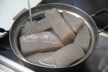 手作りのこんにゃくを流水で冷やす様子