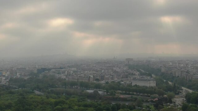 Vue a&eacute;riennes de Paris par drone, le matin, sous un ciel nuageux avec &eacute;claircies, dans la brume