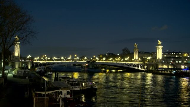 Timelapse pont alexandre 3 &agrave; Paris, la nuit avec les lumi&egrave;res se refl&eacute;tant sur la seine