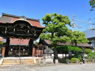 "Rokusonin Shrine" written in Japanese. It is a famous shrine in Kyoto, Japan.