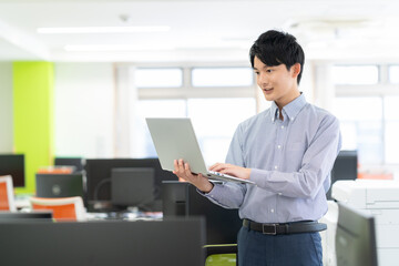 オフィスで働く若い男性エンジニア