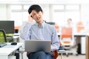 オフィスで働く若い男性エンジニア