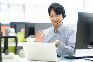 オフィスで働く若い男性エンジニア