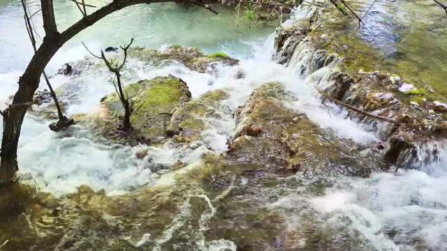Faszinierende Sinterterrassen der Wei&szlig;en Lauter, ein beeindruckendes Naturwunder in Deutschland. Das klare Wasser flie&szlig;t in kleinen Kaskaden &uuml;ber die abgestuften Terrassen.