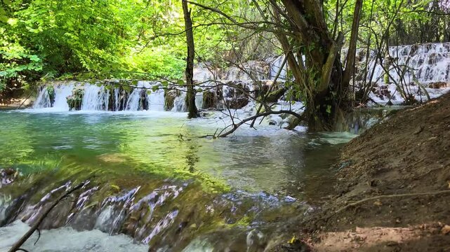 Faszinierende Sinterterrassen der Wei&szlig;en Lauter, ein beeindruckendes Naturwunder in Deutschland. Das klare Wasser flie&szlig;t in kleinen Kaskaden &uuml;ber die abgestuften Terrassen.