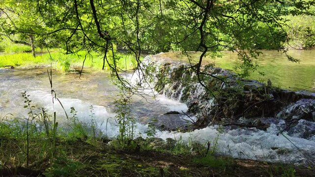 Faszinierende Sinterterrassen der Wei&szlig;en Lauter, ein beeindruckendes Naturwunder in Deutschland. Das klare Wasser flie&szlig;t in kleinen Kaskaden &uuml;ber die abgestuften Terrassen.