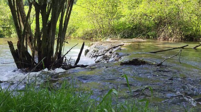 Faszinierende Sinterterrassen der Wei&szlig;en Lauter, ein beeindruckendes Naturwunder in Deutschland. Das klare Wasser flie&szlig;t in kleinen Kaskaden &uuml;ber die abgestuften Terrassen.