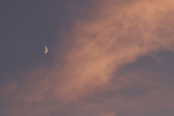 cielo rosso con luna al tramonto