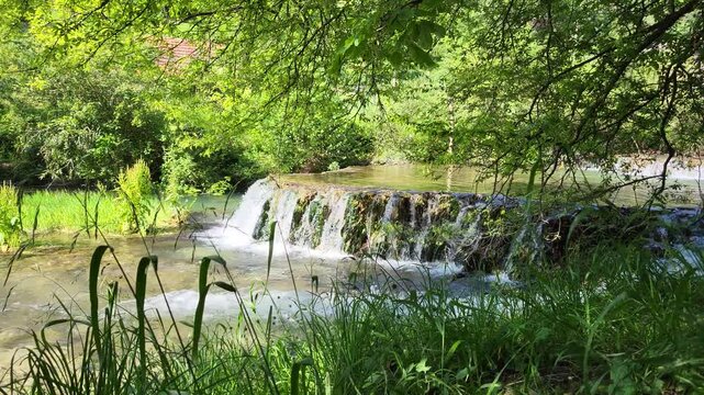 Faszinierende Sinterterrassen der Wei&szlig;en Lauter, ein beeindruckendes Naturwunder in Deutschland. Das klare Wasser flie&szlig;t in kleinen Kaskaden &uuml;ber die abgestuften Terrassen.