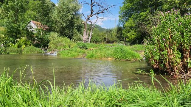 Faszinierende Sinterterrassen der Wei&szlig;en Lauter, ein beeindruckendes Naturwunder in Deutschland. Das klare Wasser flie&szlig;t in kleinen Kaskaden &uuml;ber die abgestuften Terrassen.