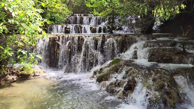 Faszinierende Sinterterrassen der Wei&szlig;en Lauter, ein beeindruckendes Naturwunder in Deutschland. Das klare Wasser flie&szlig;t in kleinen Kaskaden &uuml;ber die abgestuften Terrassen.