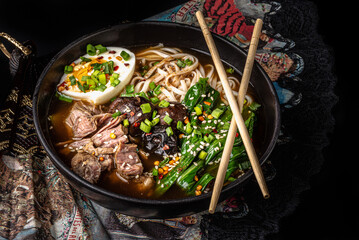 ramen, makaron, azja, bulion, jedzenie, wołowina, posiłek, obiad, jarzyna, dania, wieprzowina, lunch, salada, przepyszny, zdrowa, cebula, swiezy, grzyb © yanek