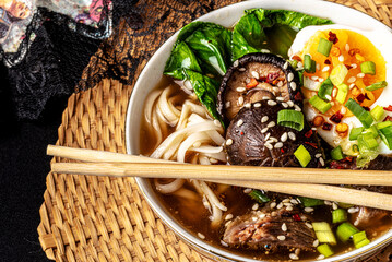 ramen, makaron, azja, bulion, jedzenie, wołowina, posiłek, obiad, jarzyna, dania, wieprzowina, lunch, salada, przepyszny, zdrowa, cebula, swiezy, grzyb © yanek