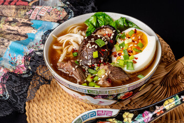 ramen, makaron, azja, bulion, jedzenie, wołowina, posiłek, obiad, jarzyna, dania, wieprzowina, lunch, salada, przepyszny, zdrowa, cebula, swiezy, grzyb © yanek