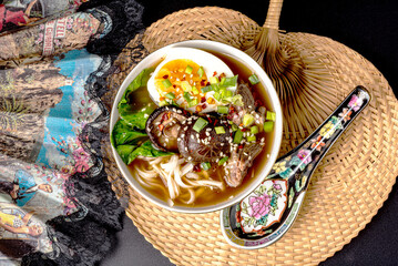 ramen, makaron, azja, bulion, jedzenie, wołowina, posiłek, obiad, jarzyna, dania, wieprzowina, lunch, salada, przepyszny, zdrowa, cebula, swiezy, grzyb © yanek