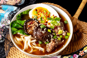 ramen, makaron, azja, bulion, jedzenie, wołowina, posiłek, obiad, jarzyna, dania, wieprzowina, lunch, salada, przepyszny, zdrowa, cebula, swiezy, grzyb © yanek