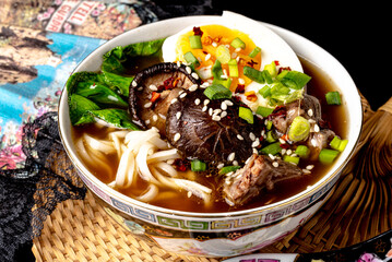 ramen, makaron, azja, bulion, jedzenie, wołowina, posiłek, obiad, jarzyna, dania, wieprzowina, lunch, salada, przepyszny, zdrowa, cebula, swiezy, grzyb © yanek