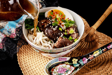 ramen, makaron, azja, bulion, jedzenie, wołowina, posiłek, obiad, jarzyna, dania, wieprzowina, lunch, salada, przepyszny, zdrowa, cebula, swiezy, grzyb © yanek
