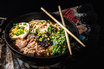 ramen, makaron, azja, bulion, jedzenie, wołowina, posiłek, obiad, jarzyna, dania, wieprzowina, lunch, salada, przepyszny, zdrowa, cebula, swiezy, grzyb © yanek