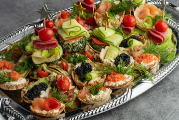 zimna płyta, kawior, salami, serek, ogórek, łosoś, jedzenie, świeży, posiłek, dekoracja, pomidor, płyta, dieta, delikatesowy, przepyszny, przekąska
