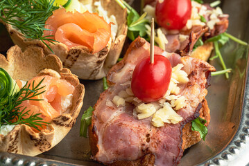 zimna płyta, kawior, salami, serek, ogórek, łosoś, jedzenie, świeży, posiłek, dekoracja, pomidor, płyta, dieta, delikatesowy, przepyszny, przekąska
