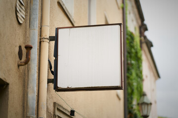 leere weiße unbeschriftete Leuchtreklame mit Textfreiraum, Platz für Text