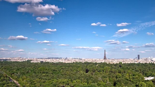 Hyperlapse Paris et bois de boulogne sous un magnifique ciel d'&eacute;t&eacute;, prise de vue a&eacute;rienne