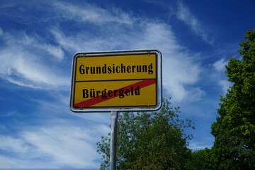 Schild mit der Aufschrift Bürgergeld - durchgestrichen - und Grundsicherung, da das Bürgergeld in...