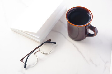 コーヒーを飲みながら読書を楽しむイメージ
