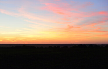 Fototapeta premium Vibrant Sunset over the Horizon with Colorful Clouds