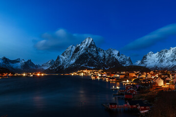 Naklejka premium Das Dorf Reine auf den Lofoten im Winter zur blauen Stunde mit atmosphärischer Beleuchtung 