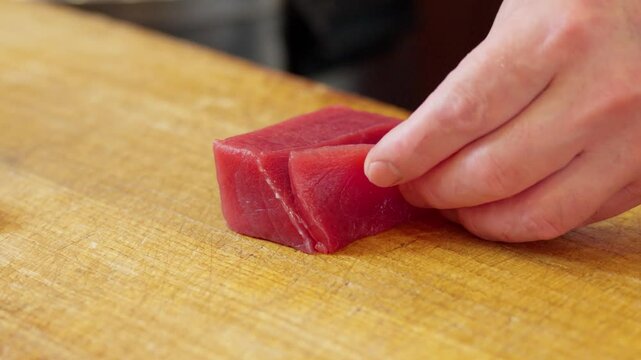 鮪の赤身を切る和食の職人
